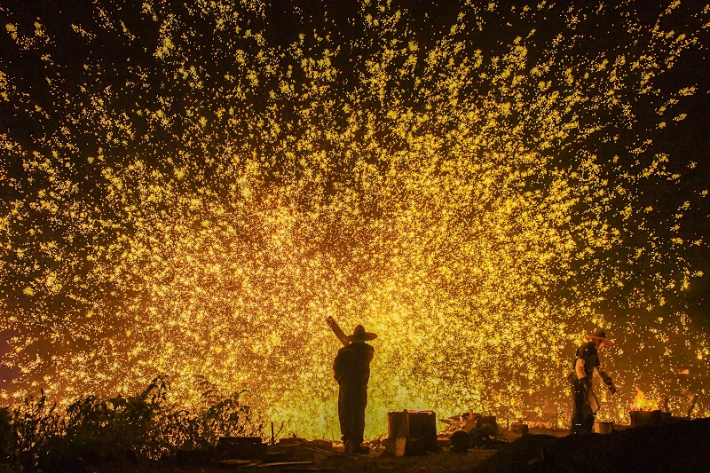 大陽(yáng)古鎮打鐵花