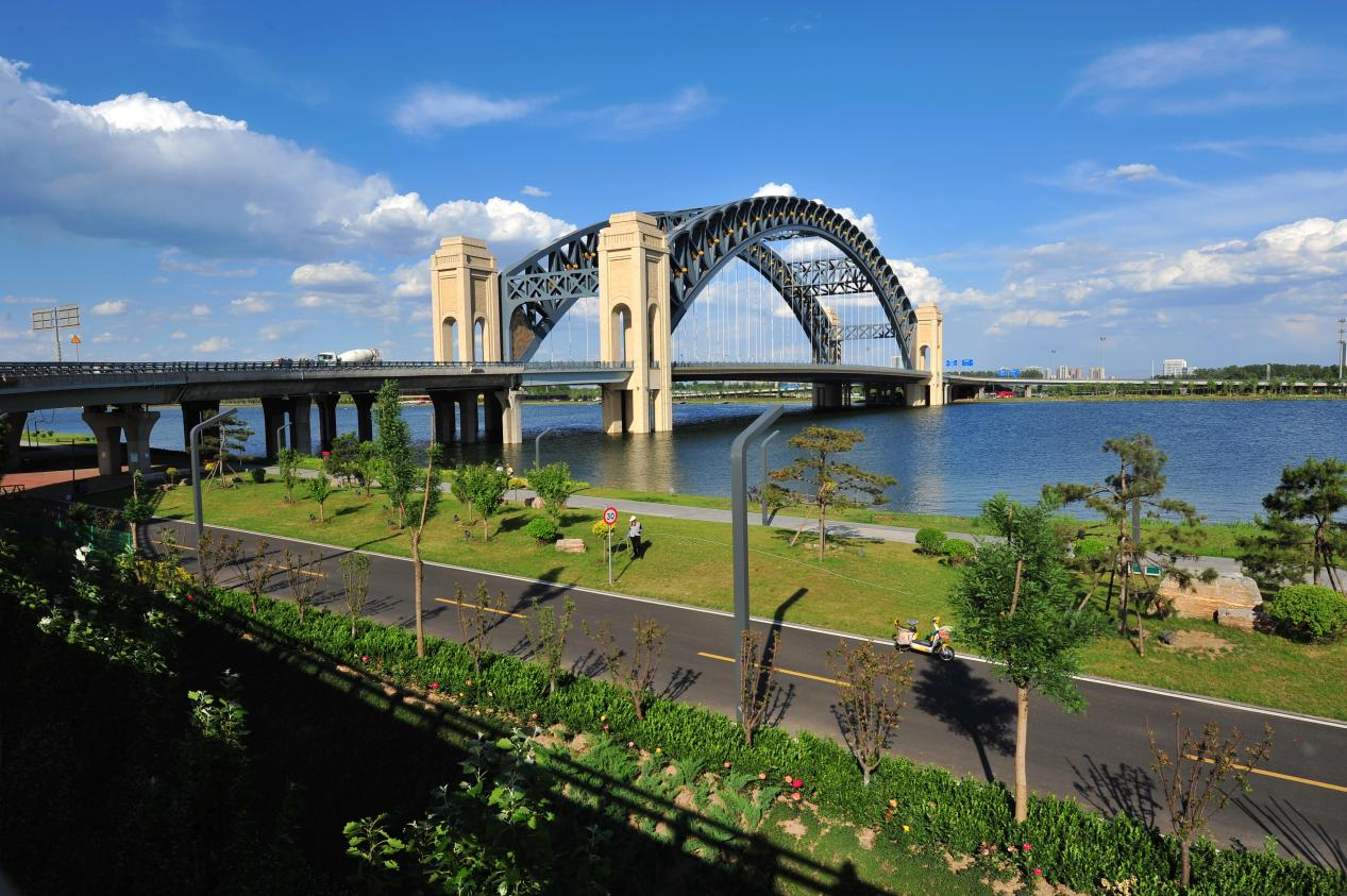 遠望太原市汾河上的晉陽(yáng)橋