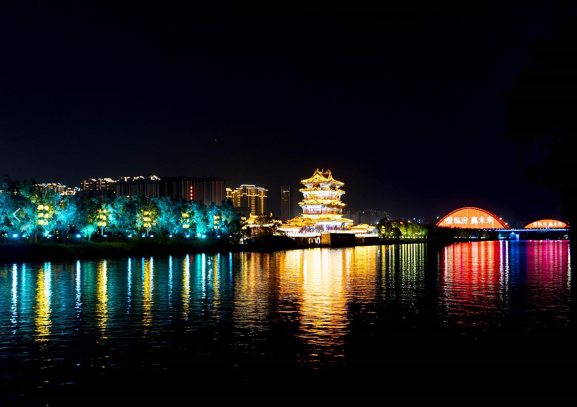  夜幕降臨，遠望萱樓，一幅色彩斑斕的立體美景。