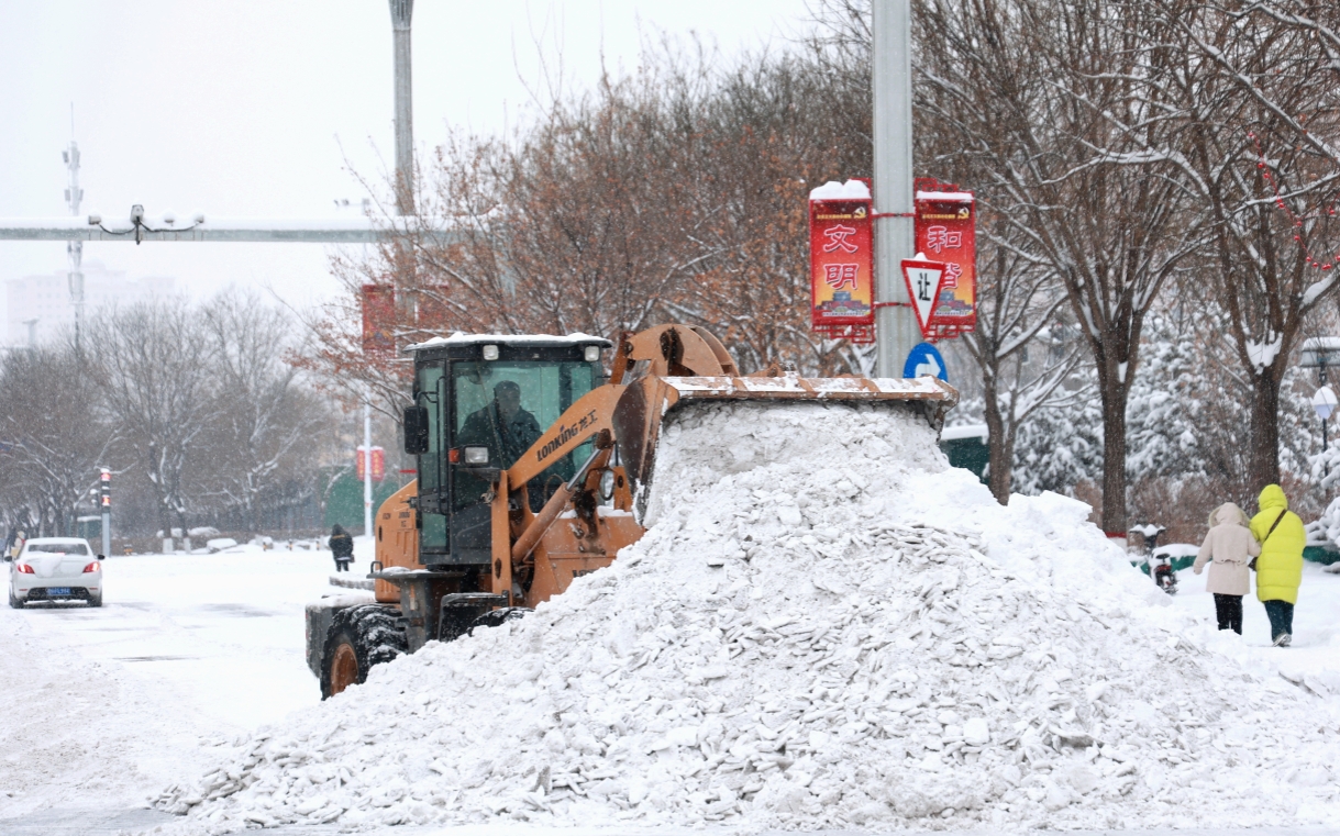 忻州市大型機械在清雪。張存良攝