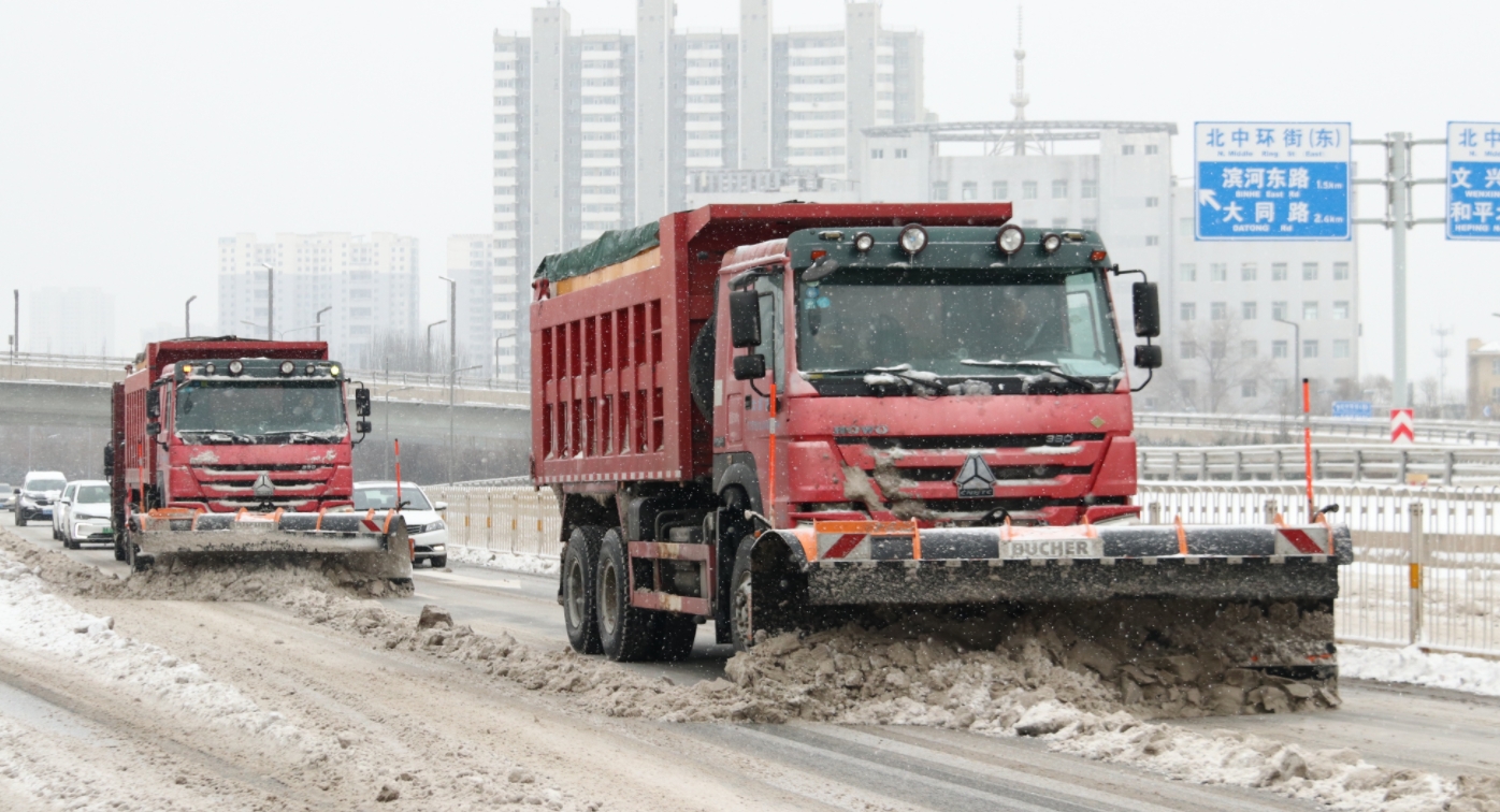 除雪撒布車(chē)在濱河路上進(jìn)行清雪除冰作業(yè)。程宇軒攝