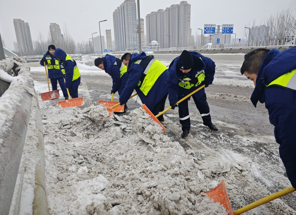 太原城管在清理積雪。太原市城鄉管理局供圖