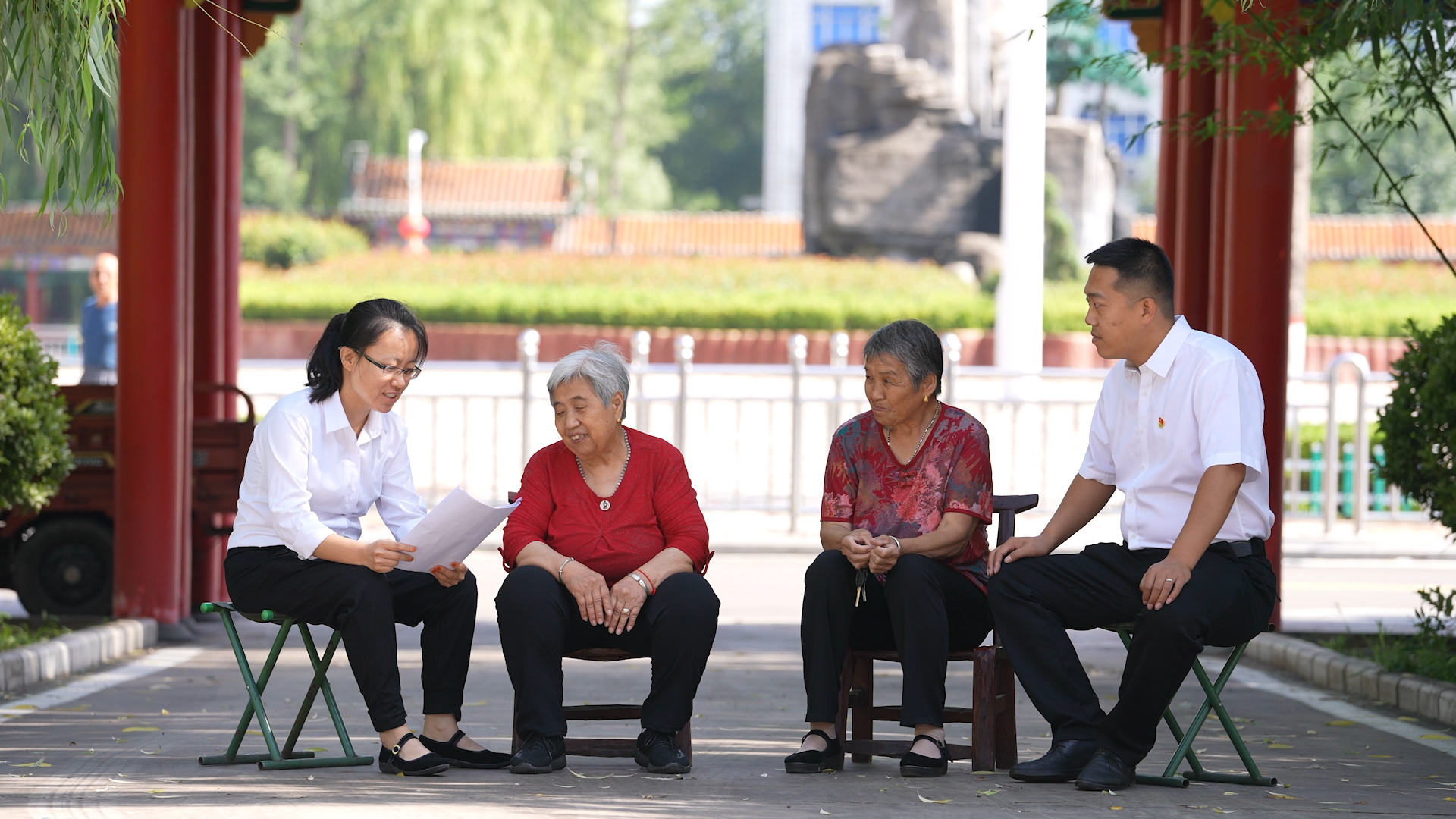 “聯(lián)手說(shuō)事”化解群眾糾紛矛盾，解決群眾訴求。郝海軍攝