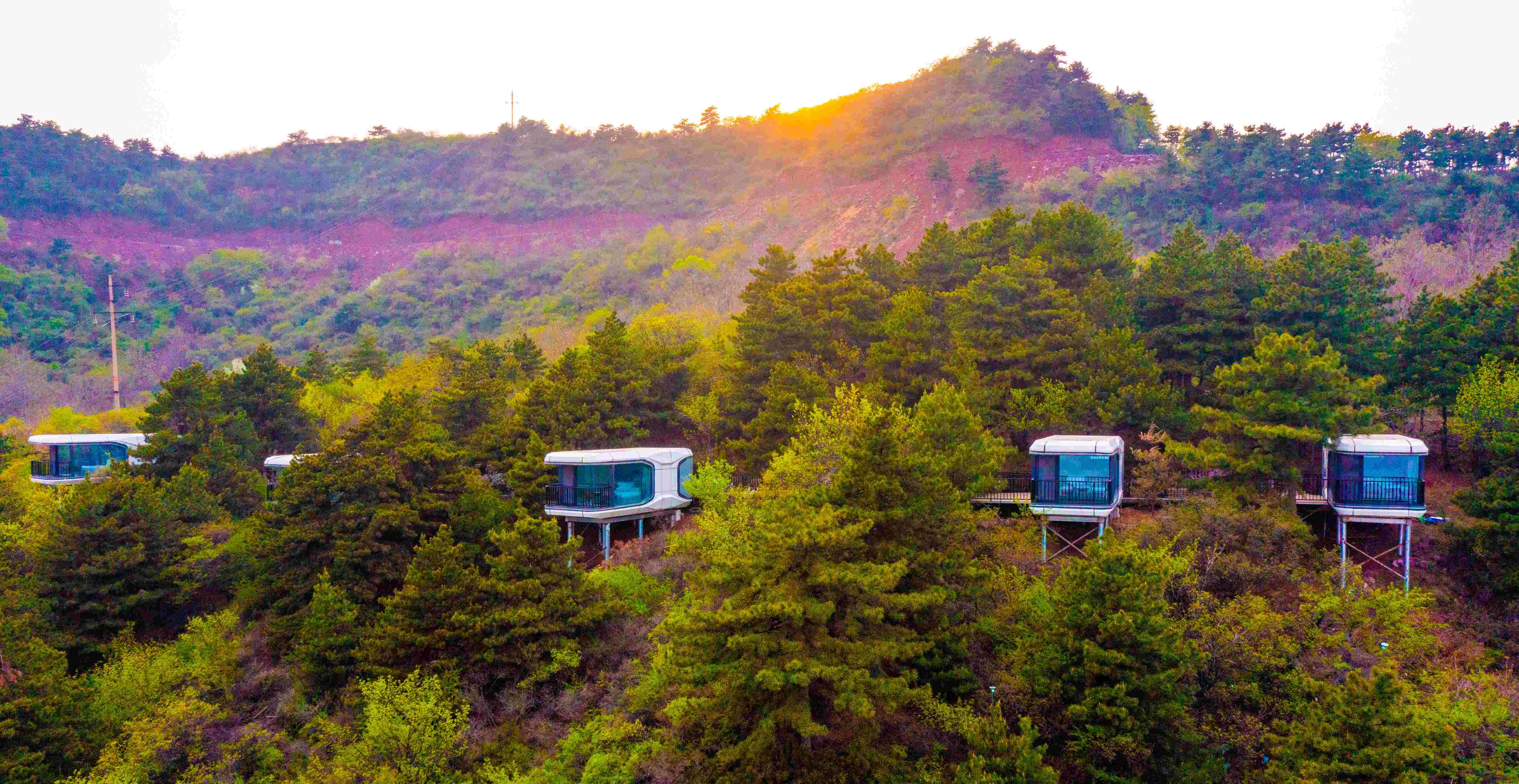 昔陽(yáng)縣樂(lè )平鎮崇家嶺村，一個(gè)個(gè)太空艙點(diǎn)綴山間