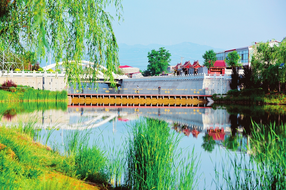 清水復流 城水相融原平市沙河公園美景如畫(huà)，該市加大生態(tài)修復力度，建設生態(tài)環(huán)保城市，城北沙河昔日的干河槽如今清水長(cháng)流、綠樹(shù)成蔭，成為市民休閑的好去處。