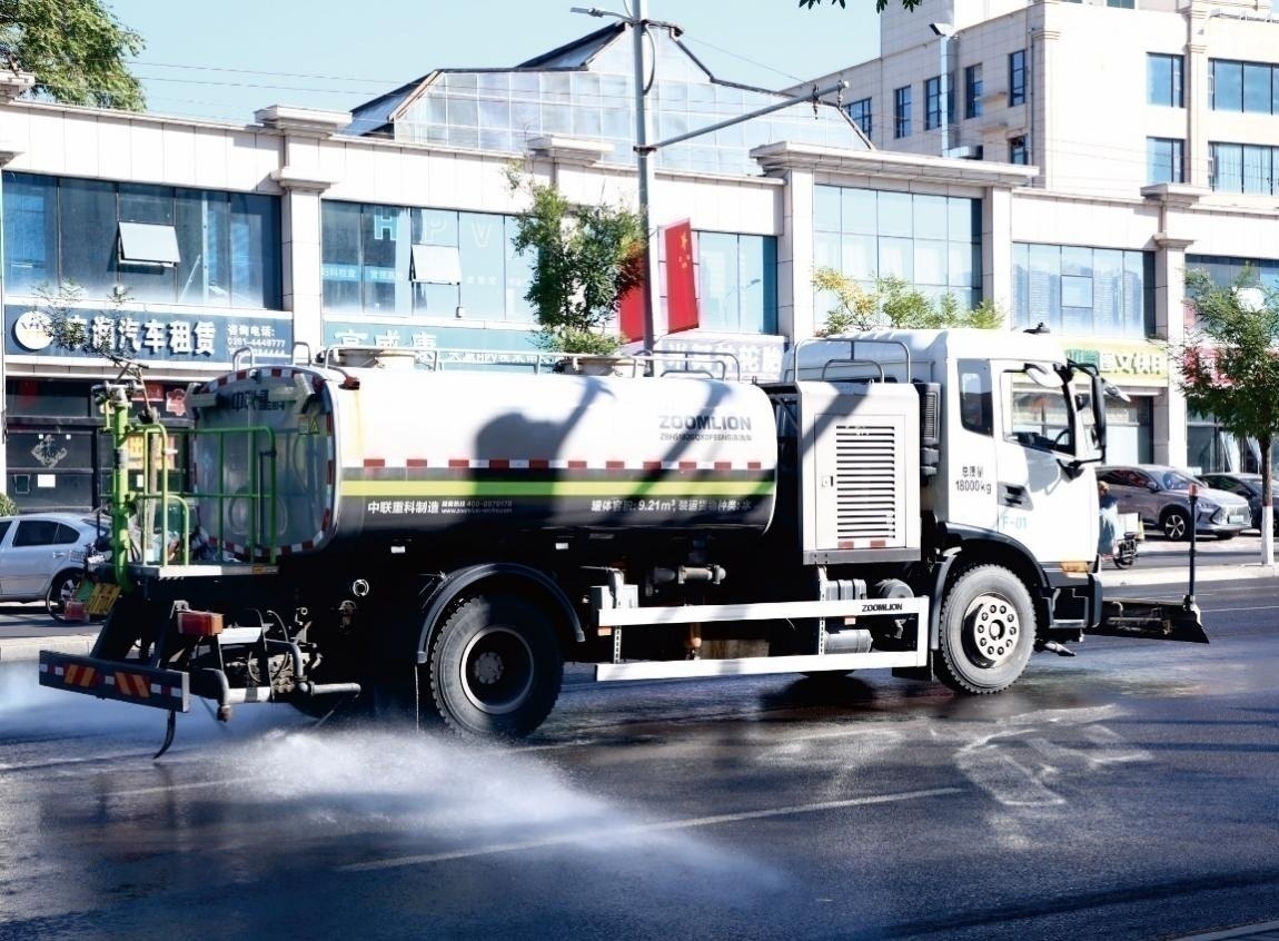 機掃車(chē)進(jìn)行道路濕掃和沖洗路面。來(lái)源：太原市城鄉管理局