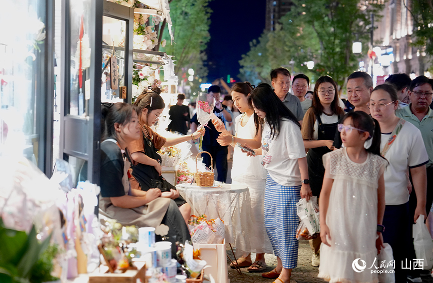 夜晚的鐘樓街人來(lái)人往。人民網(wǎng)記者 董童攝